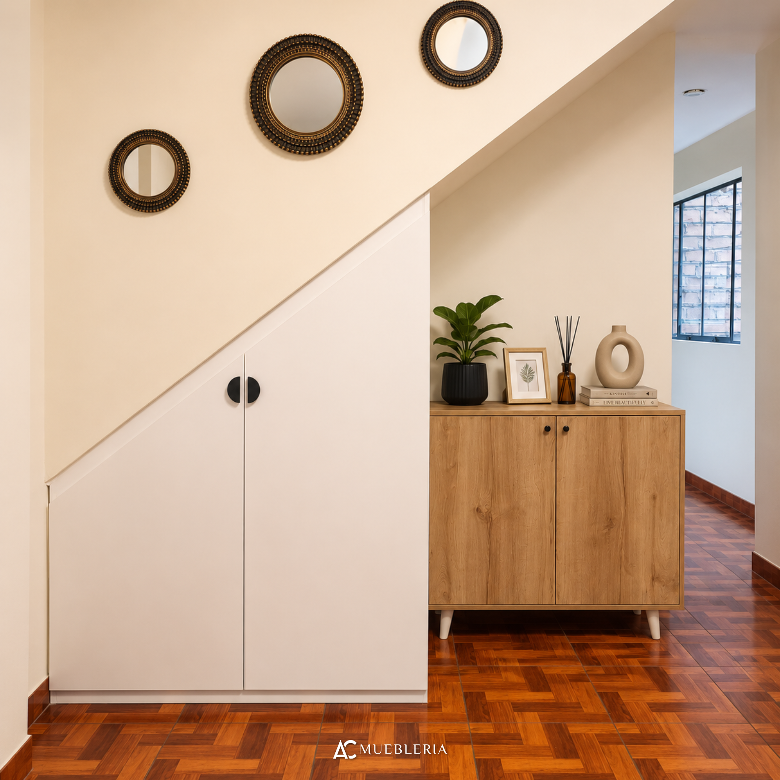 Mueble organizador bajo escalera